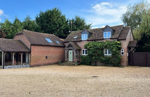 Hungerford Maison | Grand pays idyllique pour les familles ou les groupes de parti - 18 personnes, bain à remous et jardin