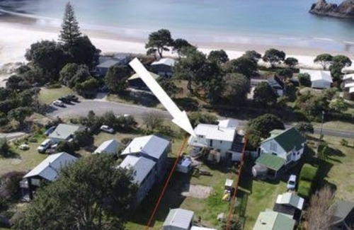 Whangapoua Maison | Large Cozy Kiwi Bach - 1 minute walk to one of New Zealand’s best beaches