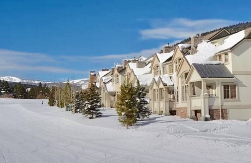 East Village at Copper Maison | Large Cozy Townhouse Ski-in / Ski-out to Super Bee, Private Washer /Dry & Garage