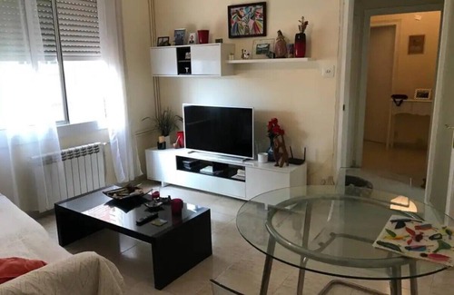 Sant Gervasi – la Bonanova Appartement | Grande chambre double avec bureau, grand lit, grande armoire et fenêtre.