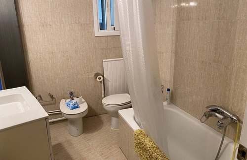 Sant Gervasi – la Bonanova Appartement | Grande chambre double avec bureau, grand lit, grande armoire et fenêtre.
