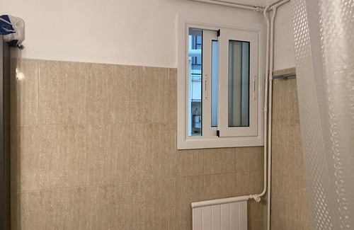 Sant Gervasi – la Bonanova Appartement | Grande chambre double avec bureau, grand lit, grande armoire et fenêtre.