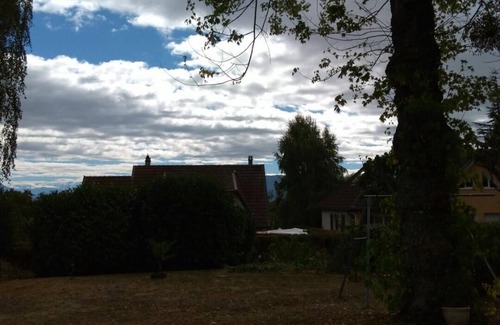 Prevessin-Moens Maison | Grande chambre double, balcon, avec vue sur grand jardin et les Alpes