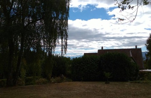 Prevessin-Moens Maison | Grande chambre double, balcon, avec vue sur grand jardin et les Alpes