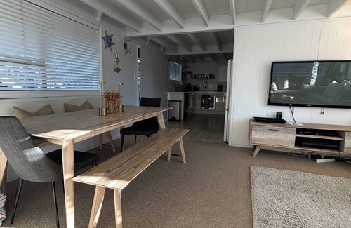 Pauanui Maison | Large Family Bach with Games room and Wifi. Pet friendly!