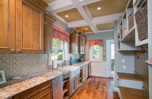 Lakeside Maison | Large Family Getaway, Lake House, Fall Foliage, and Winter Adventures.