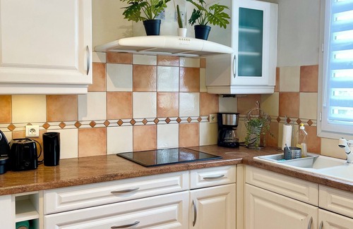 Cachan Appartement | Large family home, close to transport and shops, 7 min Paris, free parking