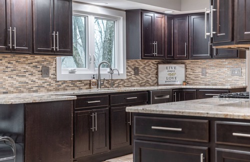 Rockford Maison | large family home, hot-tub, sauna, quiet and safe area, close to everything!