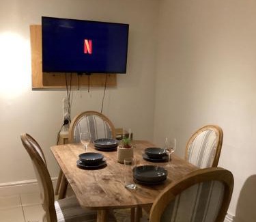 River Maison | Large Family Home, Pet Friendly, 4 Bed 2 Bath House, Sleeps 10, Free Wi-Fi, Free Parking