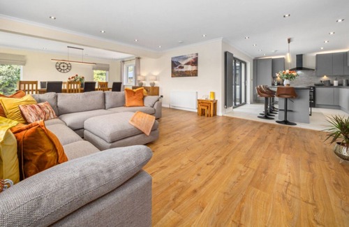 Glasgow Maison | Large Family Home with Hot Tub/Jacuzzi, Log Burner