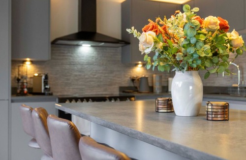 Glasgow Maison | Large Family Home with Hot Tub/Jacuzzi, Log Burner