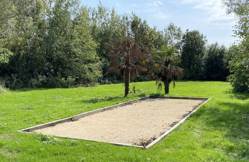 Lucon Maison | Large family home with swimming pool, sleeps 14 to 17, near Vendée beaches