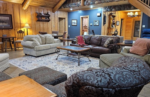 Canton Maison | Belle maison de journal niché dans les bois de Canton, Texas - 20 personnes +