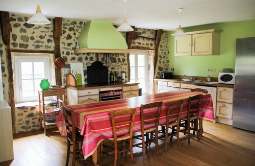 Larodde Maison | Belle maison en pierre rénovée avec vue sur la montagne et la nature.