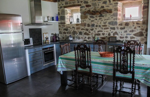 Larodde Maison | Belle maison en pierre rénovée avec vue sur la montagne et la nature.