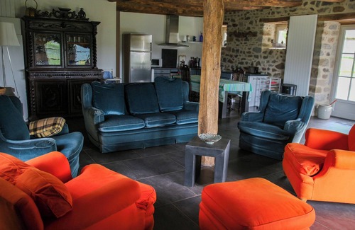 Larodde Maison | Belle maison en pierre rénovée avec vue sur la montagne et la nature.