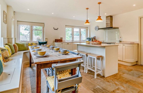 Naunton Maison | Large five bedroom dog friendly holiday accommodation in the Cotswolds - Hillside