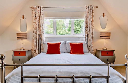 Naunton Maison | Large five bedroom dog friendly holiday accommodation in the Cotswolds - Hillside
