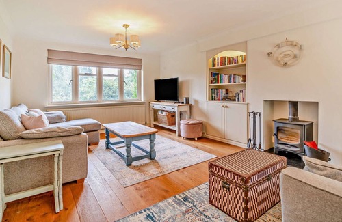 Naunton Maison | Large five bedroom dog friendly holiday accommodation in the Cotswolds - Hillside