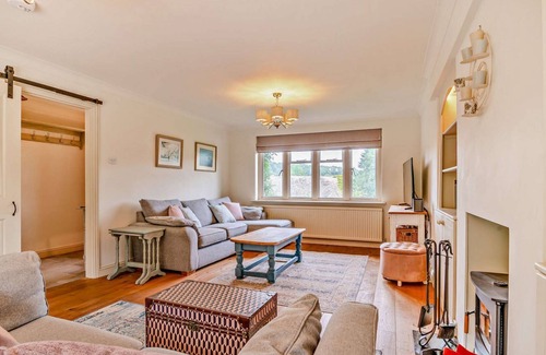 Naunton Maison | Large five bedroom dog friendly holiday accommodation in the Cotswolds - Hillside