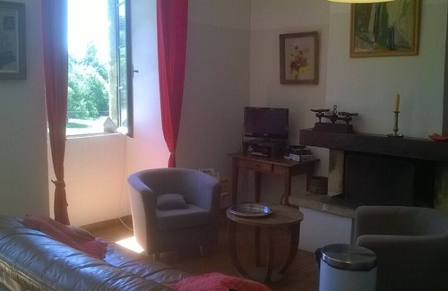 Saint-Denis-en-Margeride Maison | Grande demeure indépendante donnant sur un pré et ruisseau