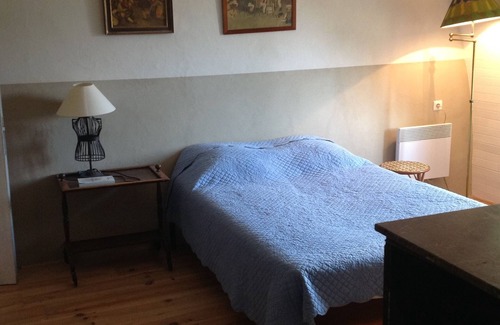 Saint-Denis-en-Margeride Maison | Grande demeure indépendante donnant sur un pré et ruisseau