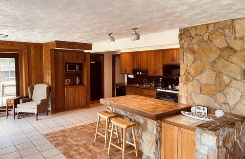 Force Maison | Large fully-furnished family home nestled in beautiful elk country.