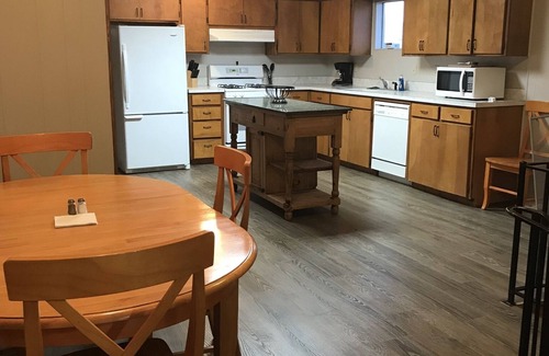 Longdale Maison | Large Fun Filled Home near Canton lake
