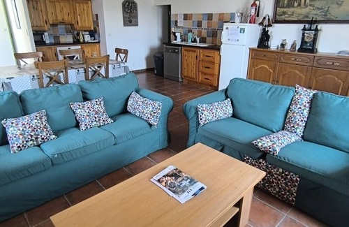 Canaules-et-Argentieres Appartement | Grand appartement dans maison du 19ème siècle - piscine partagée, WiFi & TV sat