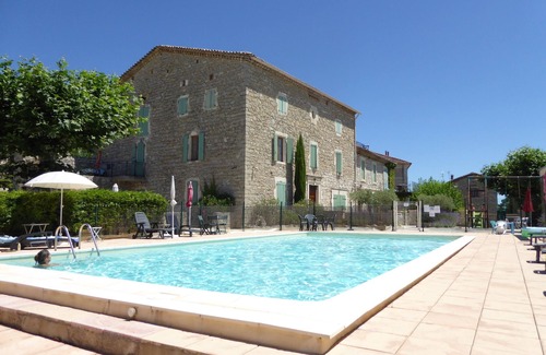 Canaules-et-Argentieres Appartement | Grand appartement dans maison du 19ème siècle - piscine partagée, WiFi & TV sat