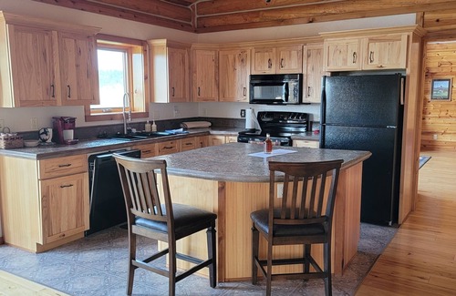 Hulett Maison | Large garage for bikes. Beautiful log home. On golf course.