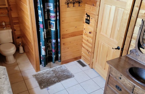 Hulett Maison | Large garage for bikes. Beautiful log home. On golf course.