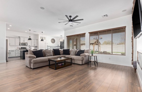 Rovey Farm Estates Maison | Large Glendale Home with Pool, Sleeps 11, Near Cardinals Stadium, Pets Allowed
