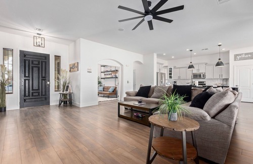 Rovey Farm Estates Maison | Large Glendale Home with Pool, Sleeps 11, Near Cardinals Stadium, Pets Allowed