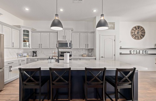 Rovey Farm Estates Maison | Large Glendale Home with Pool, Sleeps 11, Near Cardinals Stadium, Pets Allowed