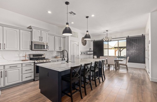 Rovey Farm Estates Maison | Large Glendale Home with Pool, Sleeps 11, Near Cardinals Stadium, Pets Allowed