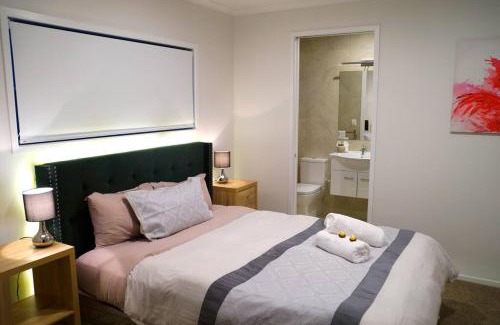Greymouth Maison | Large Group Greymouth accommodation 2 houses with 7 bedrooms 6 queens 6 single beds 5 bathrooms 5 toilets