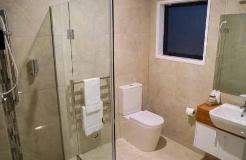 Greymouth Maison | Large Group Greymouth accommodation 2 houses with 7 bedrooms 6 queens 6 single beds 5 bathrooms 5 toilets