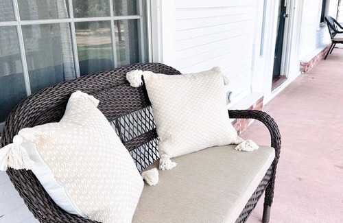 Waco Maison | Large Group Space - King Beds -Firepit - Rose Haven, King Beds -Minutes to Magnolia -Large Group Spa