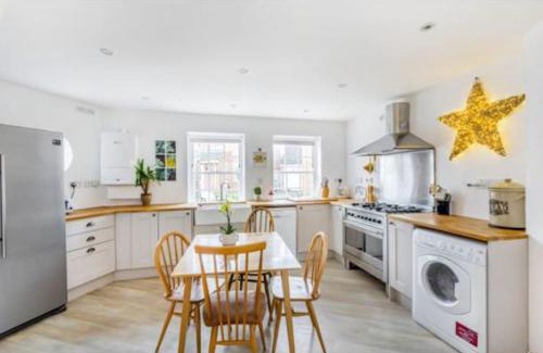 Warminster Maison | Large historic family home nr Longleat and Bath