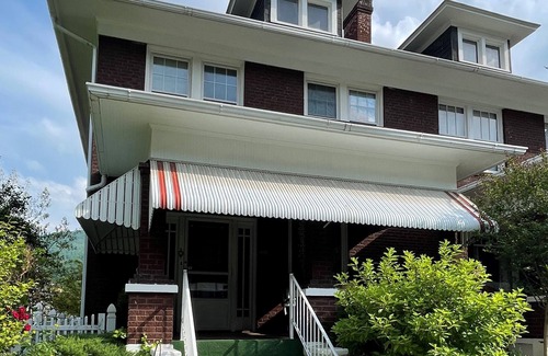 Bellepoint Maison | Large Historic Home in Downtown Hinton