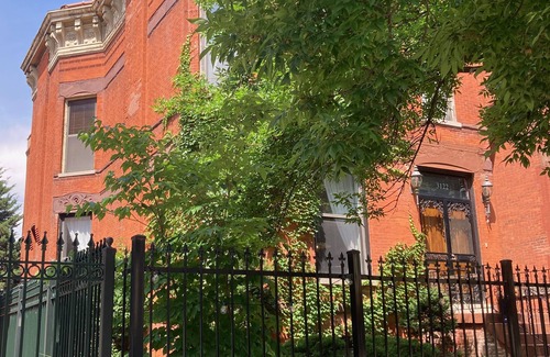 Douglas Maison | Large historic home minutes from downtown Chicago and the lakefront.
