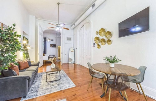 Center City West Appartement | Large Historical Center City 1/1 | Sleeps 4