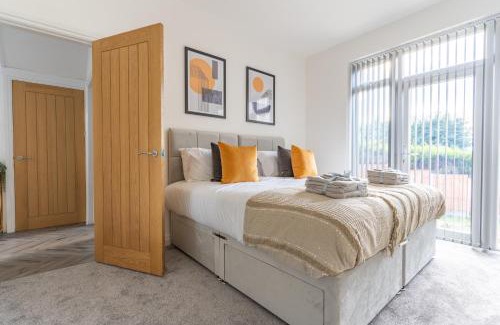 Oldbury Appartement | Large Home for Contractor & Families close to Birmingham City Centre & Attractions & M5