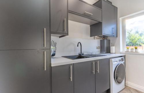 Oldbury Appartement | Large Home for Contractor & Families close to Birmingham City Centre & Attractions & M5