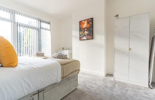 Oldbury Appartement | Large Home for Contractor & Families close to Birmingham City Centre & Attractions & M5