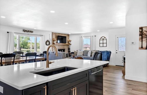 Haysville Maison | New! Large home in Haysville!