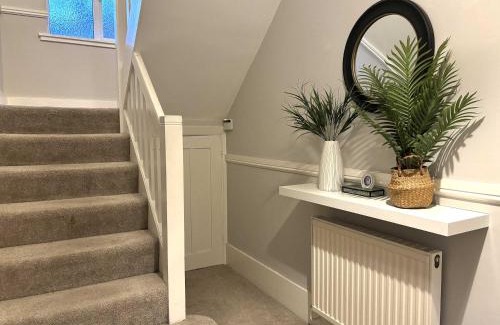Birmingham Maison | Large Home near Edgbaston Stadium, UOB & QE hospital sleeps 6