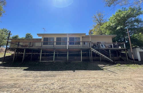 Indigo Shire Maison | Large home overlooking the Ovens River. Great boating & close to wineries.