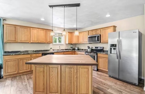 Lansing Maison | Large Home Sleeps 22! Dogs Ok!